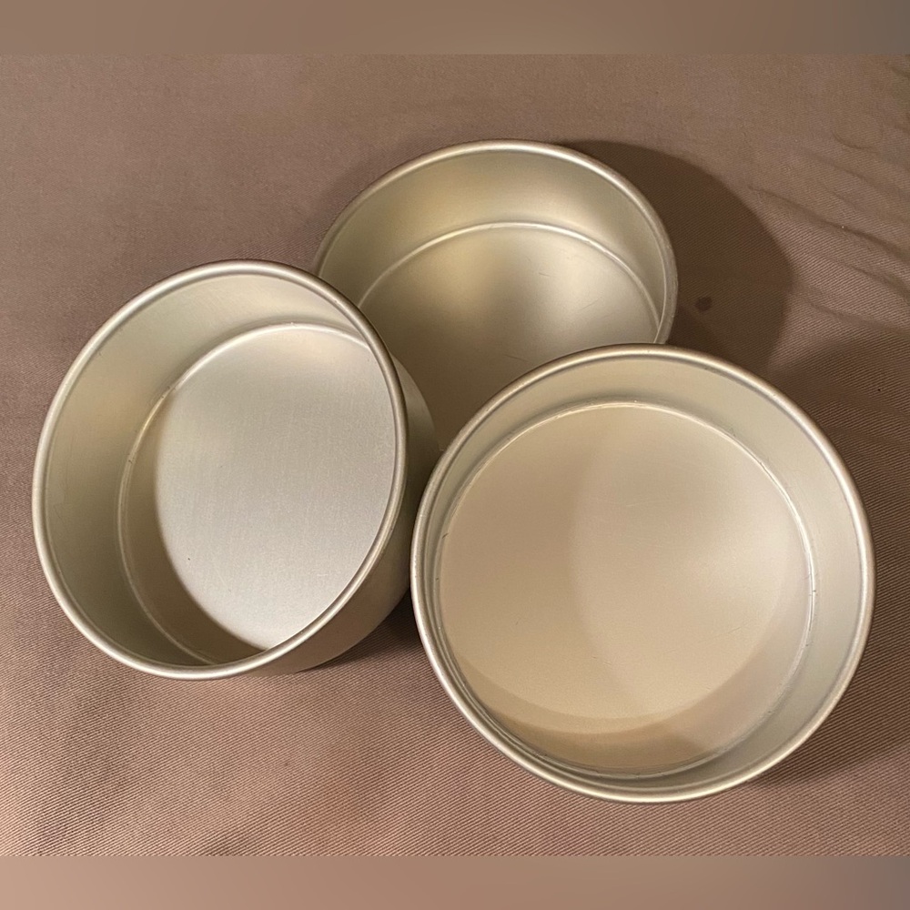 Wilton plus 1 unbranded Aluminum Cake Pans
